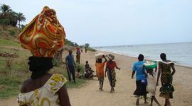 Burundi - Locaux sur la plage.jfif